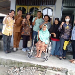 Penyerahan Alat Bantu Kursi Roda Kepada Lanjut Usia di Nagori Syahkuda Bayu